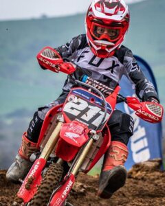 Pablo Paredes Gallegos se abre camino en el motociclismo nacional