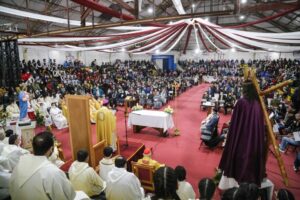 Con cientos de fieles Monseñor Óscar Blanco asumió como obispo de Punta Arenas
