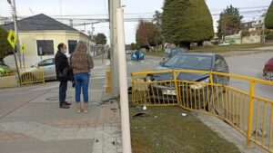 Daños en reja de protección peatonal dejó accidente en conflictiva esquina