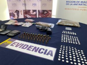 Joven de 18 años es detenido con marihuana, cocaína, pistola de fogueo y 58 municiones