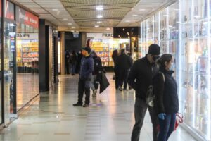 No todo son alzas, la computación y el vestuario son algunos productos en baja