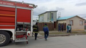 Incendio afectó vivienda de dos niveles en el Barrio 18 de Septiembre