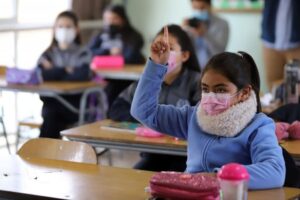 Directores de establecimientos educacionales aprueban el no uso de mascarillas