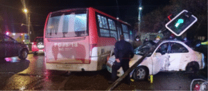 Formalizan a chofer que chocó contra bus y dejó a su acompañante en riesgo vital
