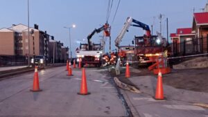 Dos postes chocados con solo horas de diferencia causaron suspensión de electricidad