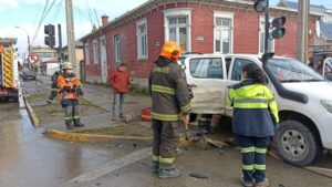 Chofer se dio a la fuga tras accidente donde pasajero quedó atrapado