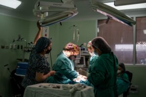 Colegio Médico ha completado 85 cirugías en el año: la meta es llegar a cien