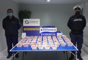 Armada y Sernapesca incautan centolla oculta al interior de lancha pesquera