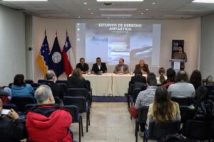 Presentan libro “Estudios de Derecho Antártico”