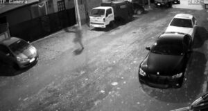 Cámara captó a sujeto que perpetró robo de cartera
