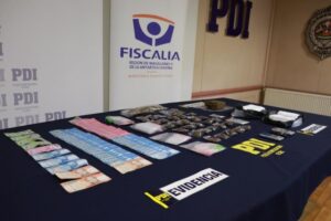 Detectives detienen a extranjeros descubiertos con casi tres kilos de droga