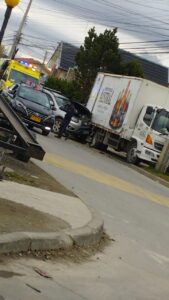 Dos lesionados dejó auto que se estrelló con camión