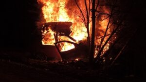Un automóvil resultó incendiado luego de chocar con un árbol en camino al Andino