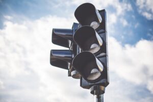 Semáforos apagados: municipio instaló señaléticas provisorias tras accidentes