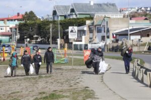 Más de sesenta estudiantes participaron en jornada de limpieza de la Costanera