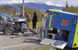 Dos lesionados deja violento choque entre automóvil y ambulancia