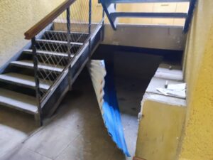 Vecinos sufren filtraciones de agua tras voladura de planchas