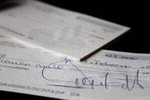 Sentencian a sujeto que adulteró cheque para cobrar $6,7 millones