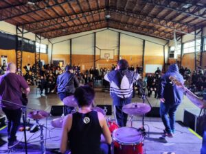 Día de la Música: cantautora María Zion y banda El Monasterio realizaron concierto para estudiantes del Liceo Sara Braun