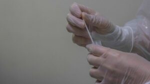 Fuego amigo entre alcaldía y Salud por dejar a un lado farmacias comunales en estrategia “Antígeno en tres pasos”