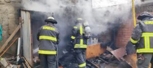 Incendio destruyó galpón y afectó casa habitación y vehículo en Población Alfredo Lorca