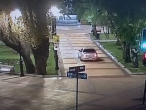Furia por chofer que anduvo con su auto en la Plaza de Armas
