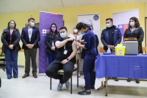 Inician vacunación con dosis bivalente para personas mayores de 80 años