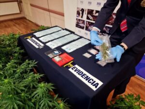 Detectives antinarcóticos detienen a madre e hija por microtráfico de drogas