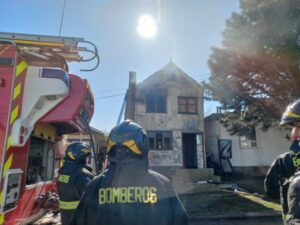 Incendio destruyó casa habitada por ‘okupas’