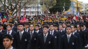 Miles de estudiantes participaron en desfile con motivo de las Fiestas Patrias