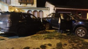 Formalizan a chofer que no tenía licencia y manejando ebrio chocó camioneta y casa