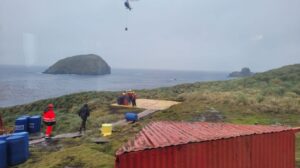 Armada realizó relevo de dotación desde faro “Islas Diego Ramírez”