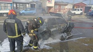 Investigan intencionalidad en incendio que destruyó vehículo en vía pública