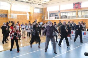 Adultos mayores se entretuvieron en feria del Gimnasio Fiscal