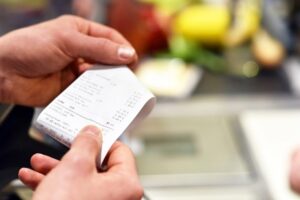 Ripley continúa pidiendo boletas de compras a clientes al salir del local, pese que Sernac cuestiona la medida