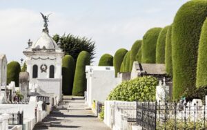 Exguardia del cementerio municipal demanda al municipio por despido injustificado