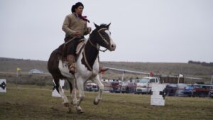 Jineteadas y competencia de tambores cerraron aniversario de Laguna Blanca