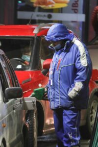 Bencina de 93 octanos da una pequeña tregua: subirá “solo” 2 pesos hoy