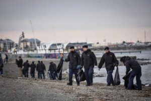 Retiran cuatro toneladas de basura desde el Estrecho de Magallanes
