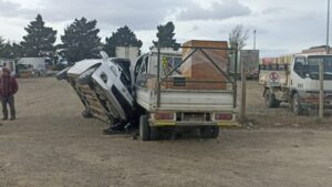 Impresionante: auto terminó sobre camión Porter