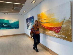 La artista visual y pintora Julita Luco expone su nueva obra “Entre Aguas” en el Casino Dreams