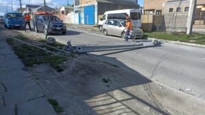 Camión derribó poste y dejó a 6.130 clientes sin electricidad