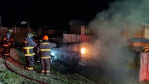 Incendio destruyó furgón y llamas casi alcanzaron una casa