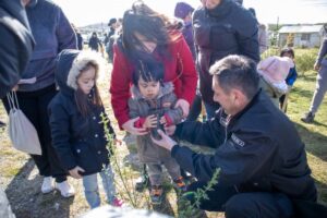 Mini brigada ambientalista y familias reforestaron recinto penitenciario de Punta Arenas