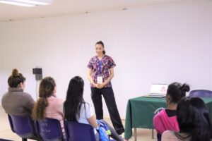 Reina de belleza conversó con privadas de libertad sobre cáncer de mamas