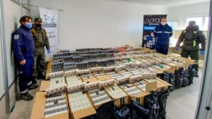 Aduanas se querella contra joven descubierto con 47 mil cajetillas de contrabando