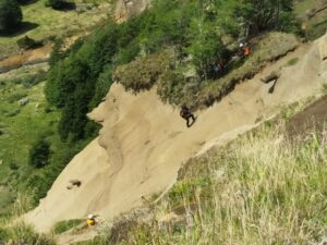 Rescatan a turista francesa que cayó en quebrada de Reserva Magallanes