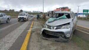 Vehículo volcó en sector norte de Punta Arenas