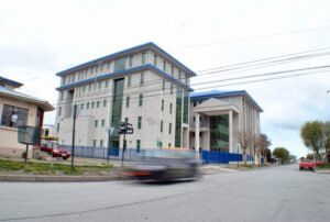 Mujer que provocó daños en vehículo de su jefa tras ser despedida tendrá que pagar $300 mil