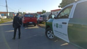 Carabineros usó su arma de servicio para alcanzar un vehículo que arremetió contra ellos